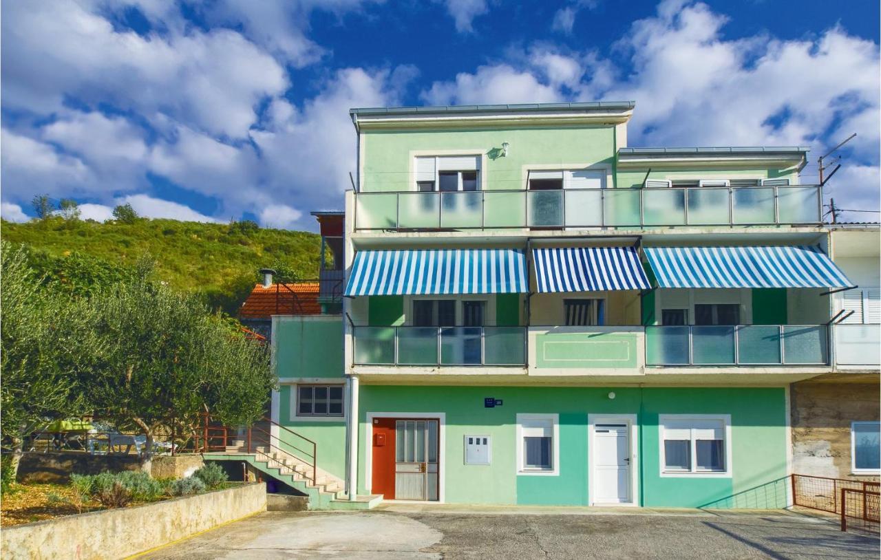 Amazing Apartment In Dugi Rat With Kitchen Exteriér fotografie