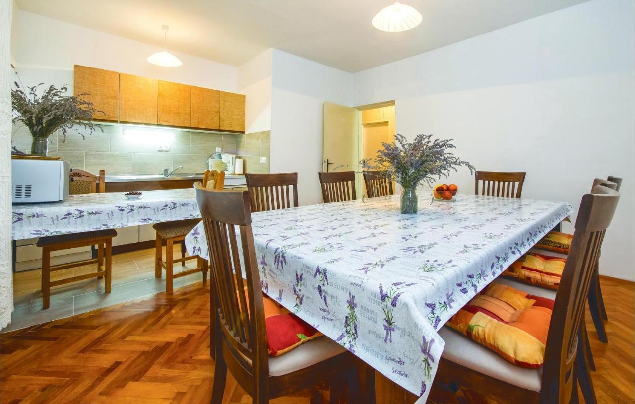 Amazing Apartment In Dugi Rat With Kitchen Exteriér fotografie