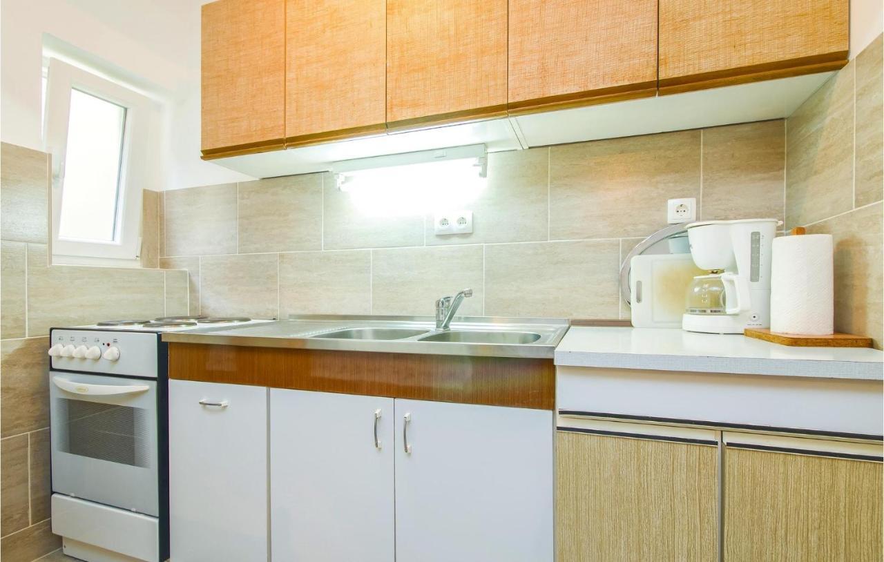 Amazing Apartment In Dugi Rat With Kitchen Exteriér fotografie