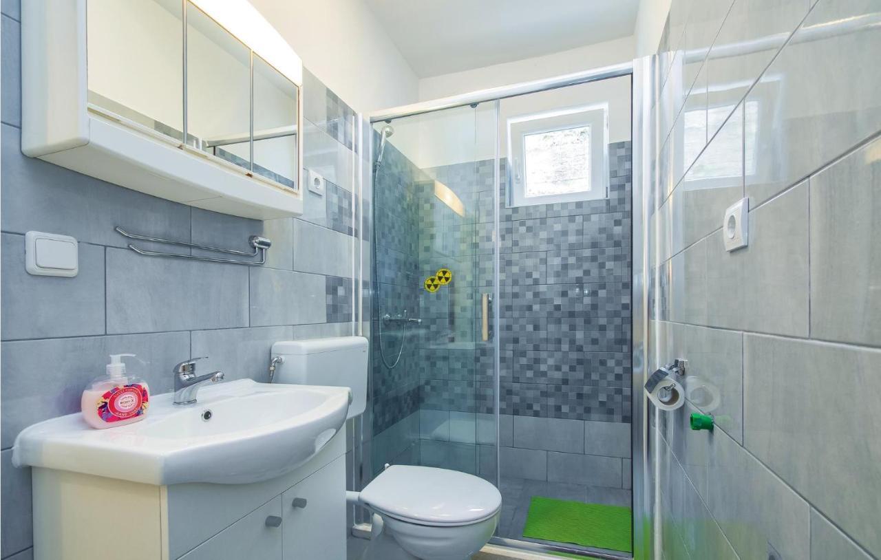 Amazing Apartment In Dugi Rat With Kitchen Exteriér fotografie
