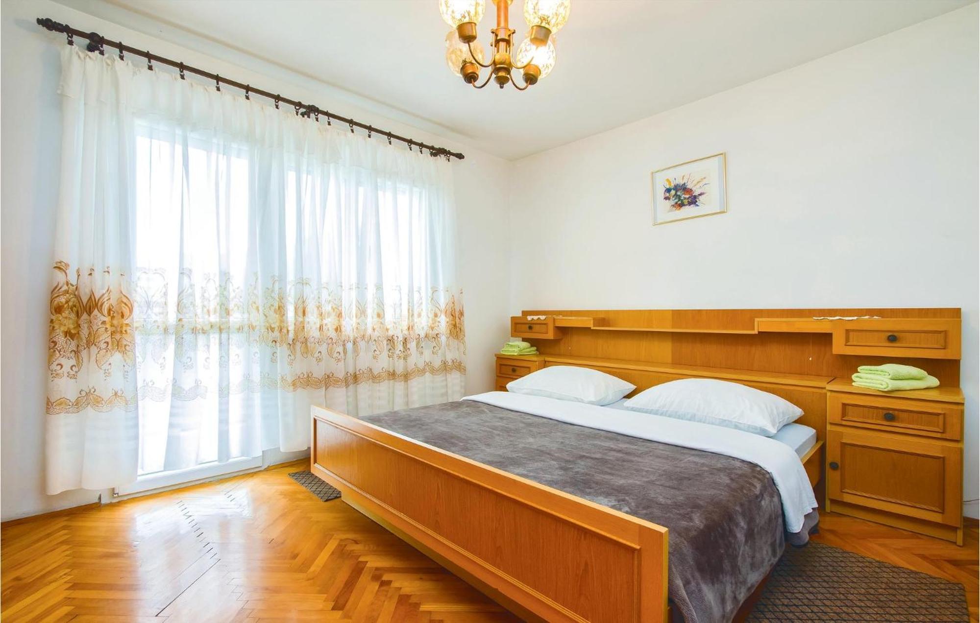Amazing Apartment In Dugi Rat With Kitchen Exteriér fotografie