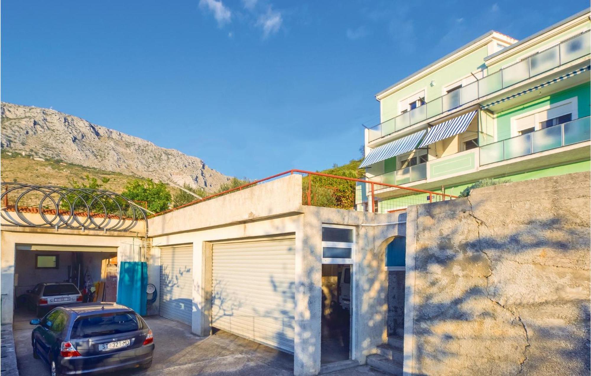 Amazing Apartment In Dugi Rat With Kitchen Exteriér fotografie